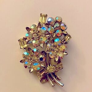 Stunning Lisner Flower Brooch